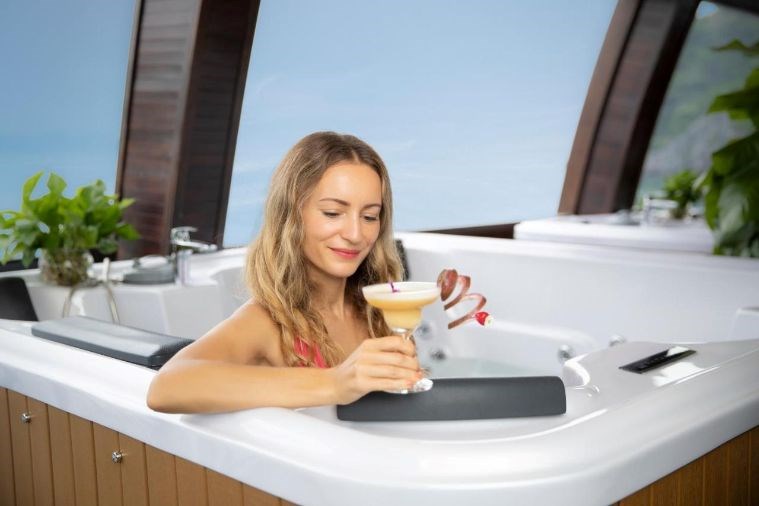 Du thuyền La Regina Legend Vịnh Lan Hạ 